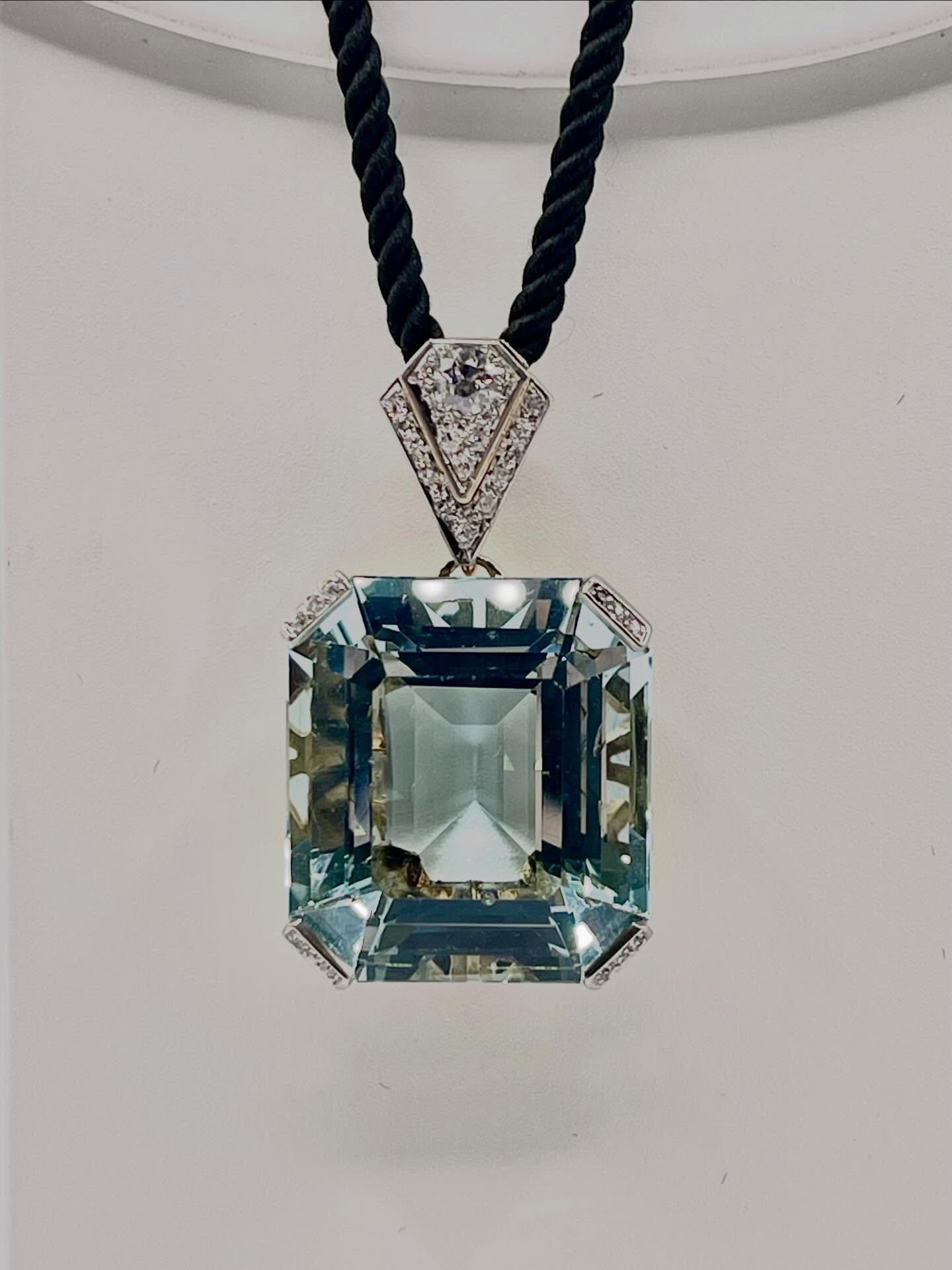 Pendentif aigue-marine taille émeraude, diamants et cordon noir