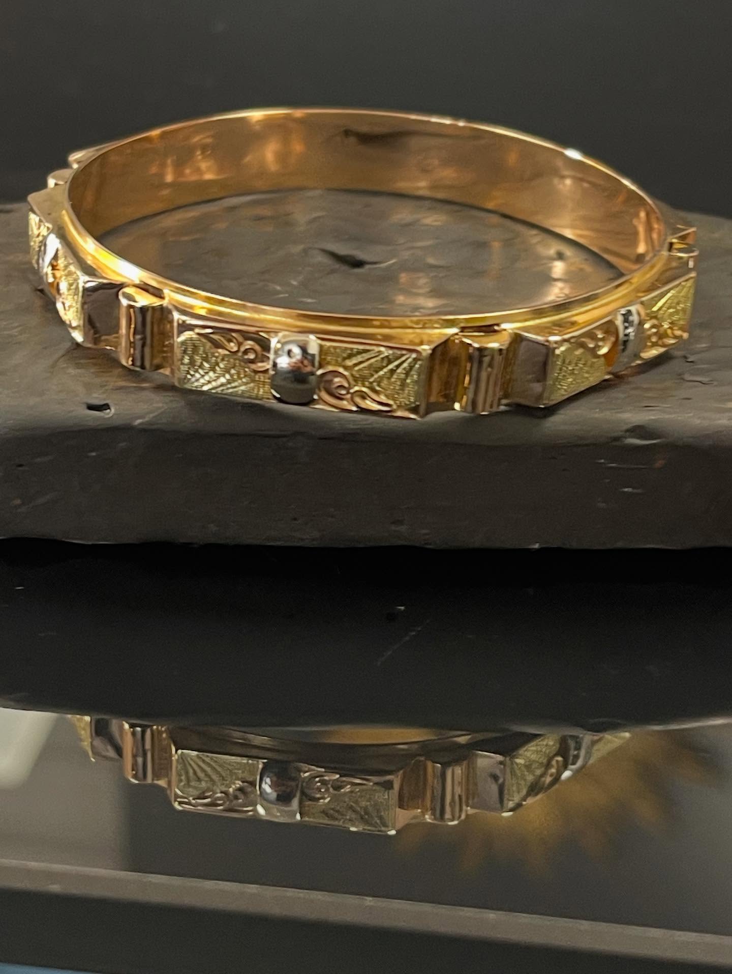 Bracelet or ciselé avec motifs artisanaux