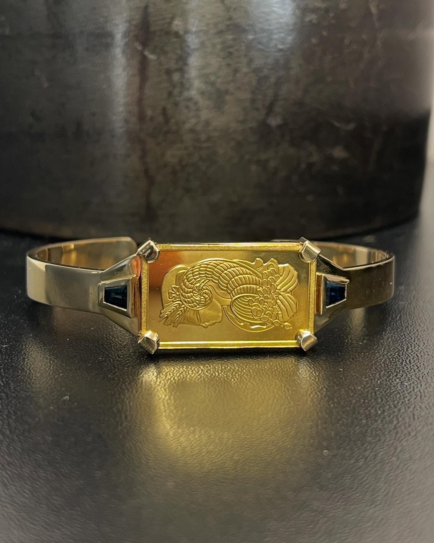 Bracelet or gravé avec lingot et saphirs — création artisanale LMG Bijoux