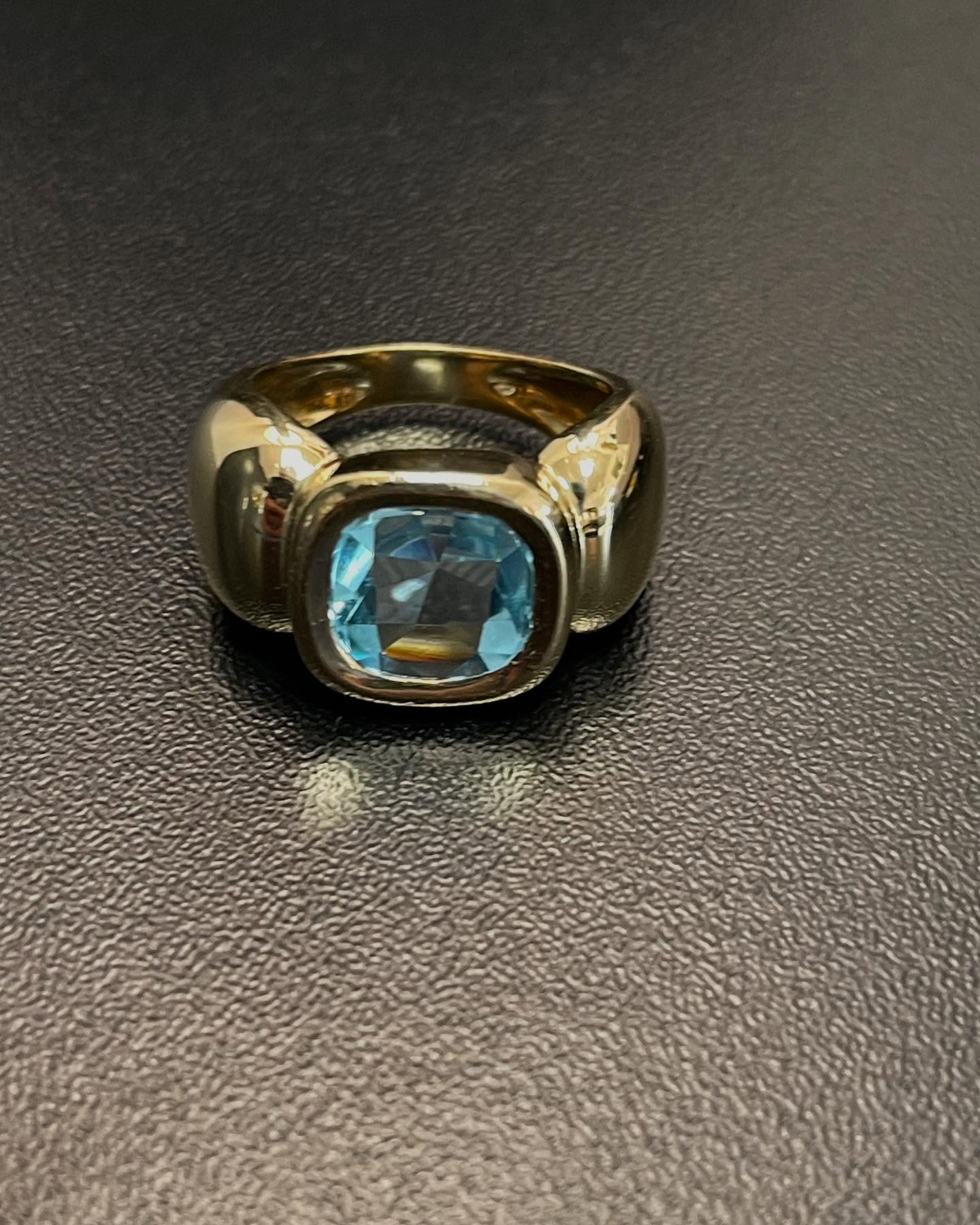 Bague or avec topaze bleue